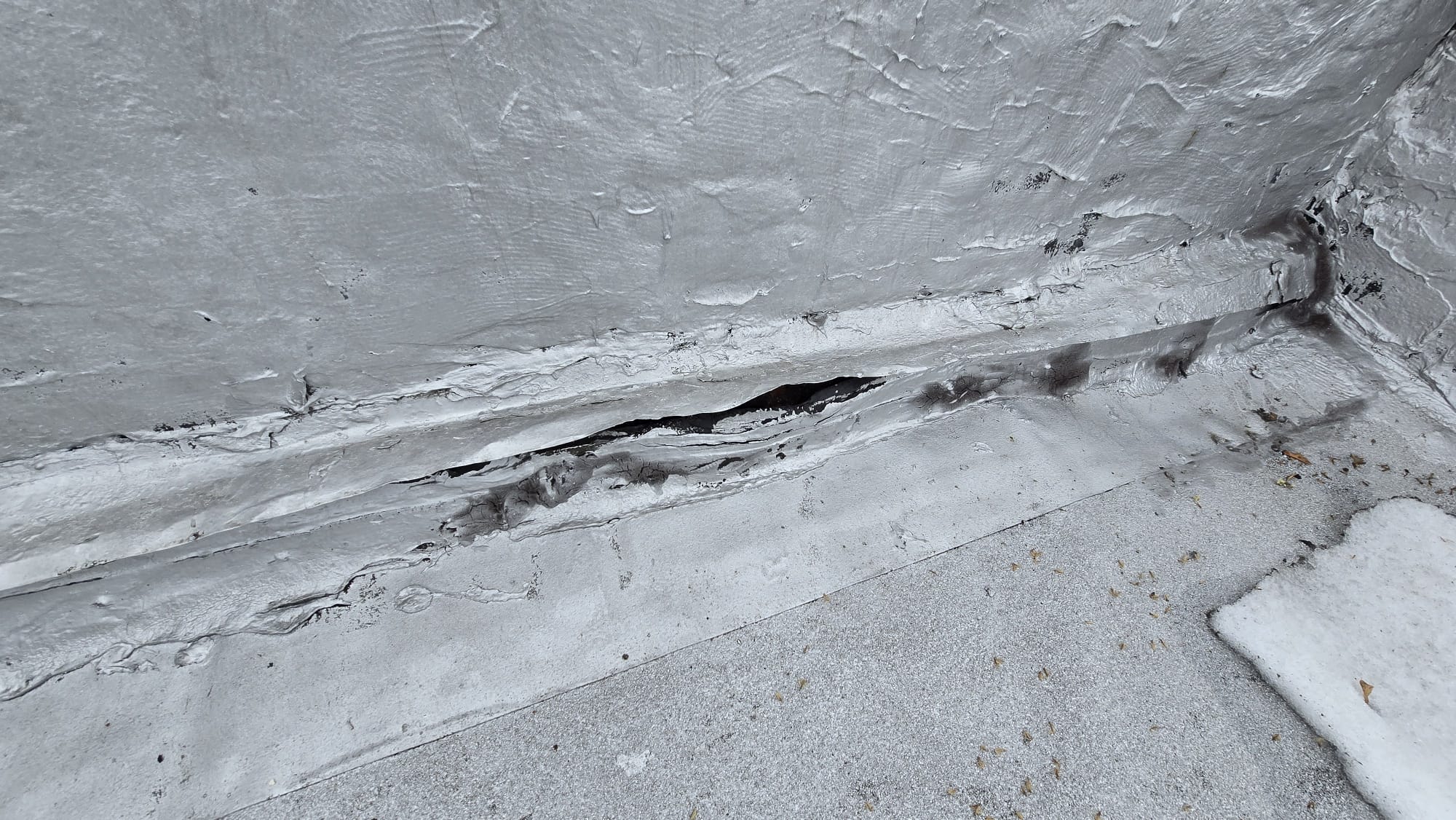 Roof Membrane Crack & Deterioration